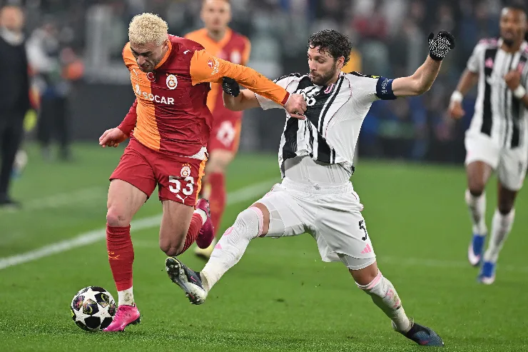 Barış Alper Yilmaz del Galatasaray contrasta il pallone durante una partita