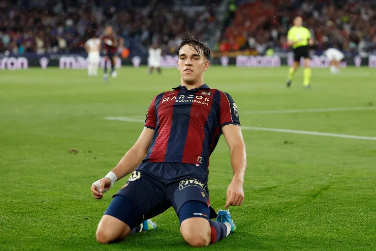 Carlos Espì, attaccante del Levante, esulta scivolando dopo una rete realizzata nel corso di una partita di Liga spagnola