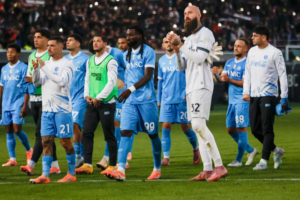 Gruppo Napoli in campo per il campionato