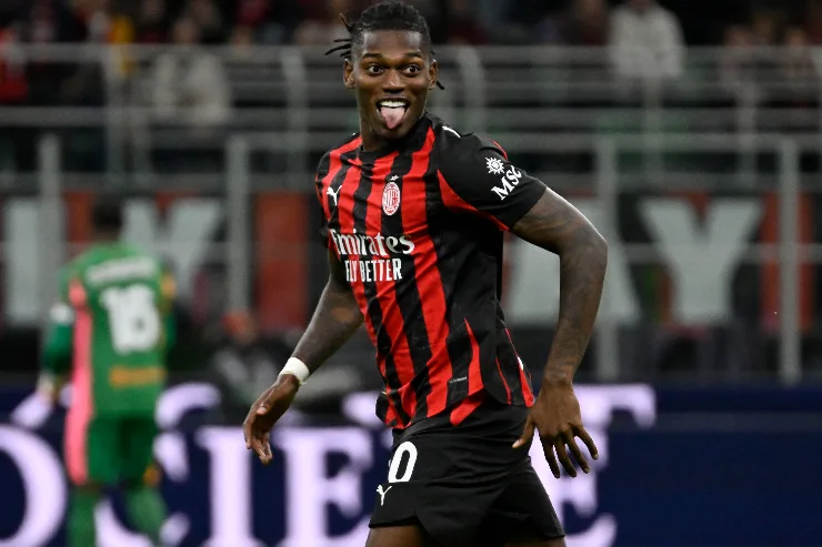 Rafa Leao, obiettivo di mercato del Napoli, esulta dopo un gol