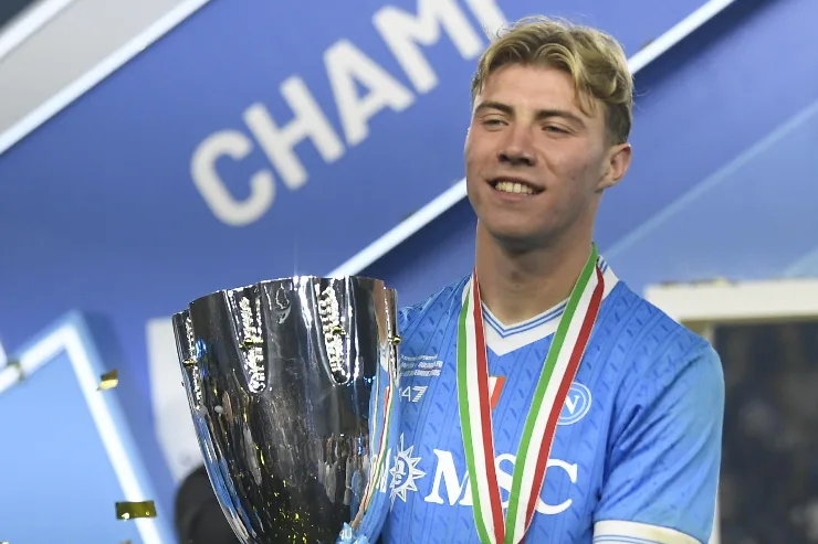 Rasmus Hojlund festeggia con il Napoli