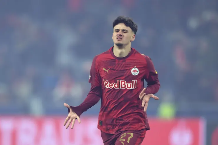 Alajbegovic in maglia Red Bull Salzburg durante una partita, con gesto espressivo in campo