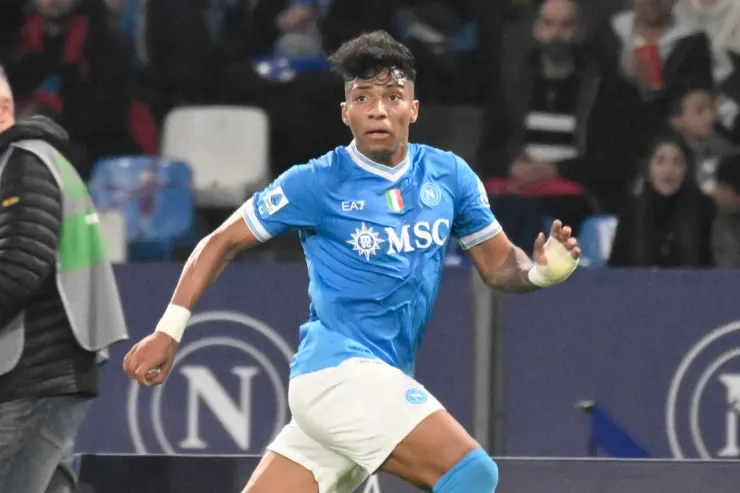 Alisson Santos in azione con la maglia del Napoli durante una partita