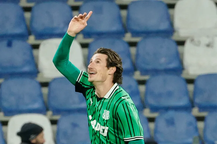 Pinamonti esulta al gol in partita