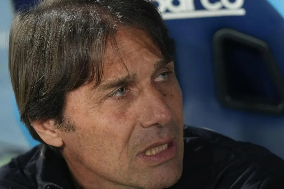 Antonio Conte durante una partita, seduto in panchina con espressione concentrata
