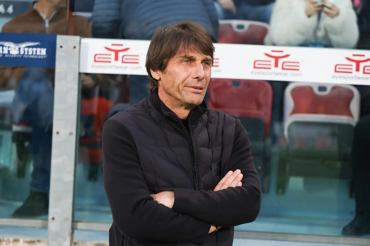 Antonio Conte in panchina con le braccia conserte durante una partita del Napoli