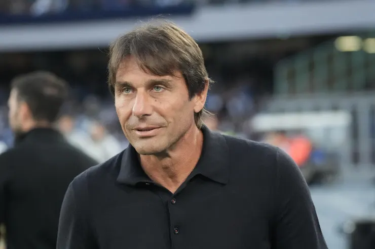 Antonio Conte in primo piano durante una partita, indossa una polo nera scura