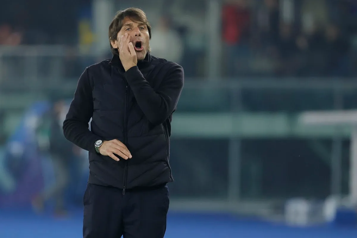 Antonio Conte urla dalla panchina durante una partita, con espressione intensa e mano al volto