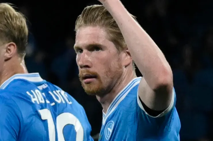 De Bruyne con la mano sulla testa durante una partita, indossa la divisa azzurra del Napoli