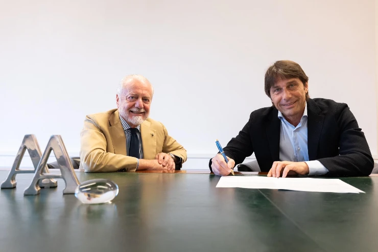 De Laurentiis e Conte al momento della firma