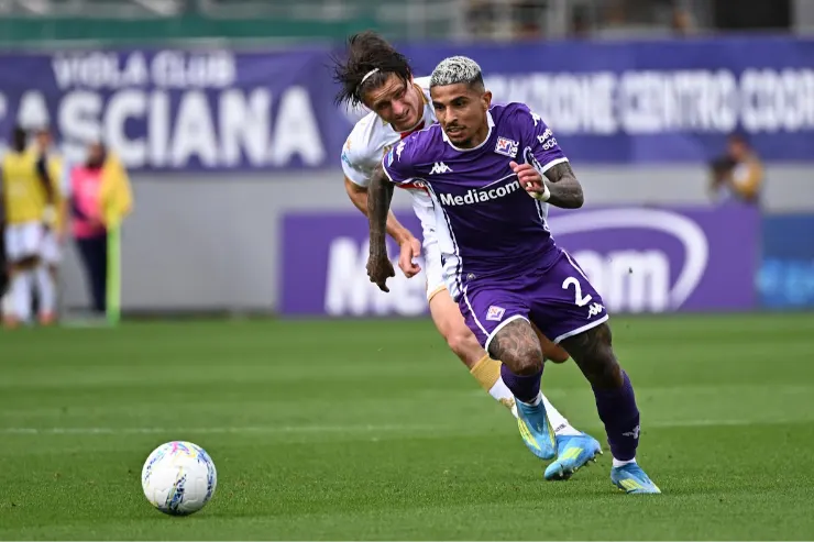 Dodô della Fiorentina in azione durante una partita di calcio, con il pallone in primo piano