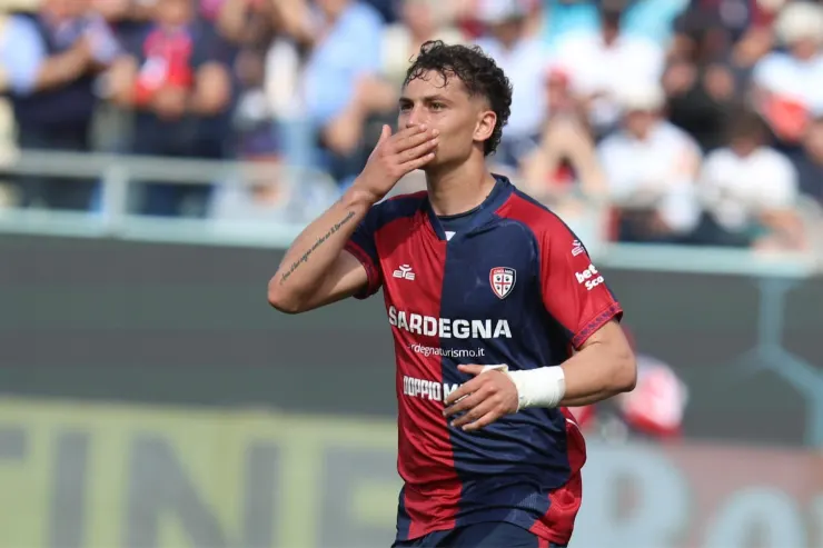 Sebastiano Esposito durante una partita di calcio con la maglia del Cagliari, mentre gesticola durante il gioco