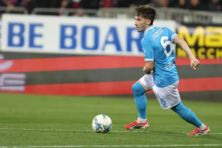 Gilmour numero 6 in maglia azzurra controlla il pallone durante una partita di calcio