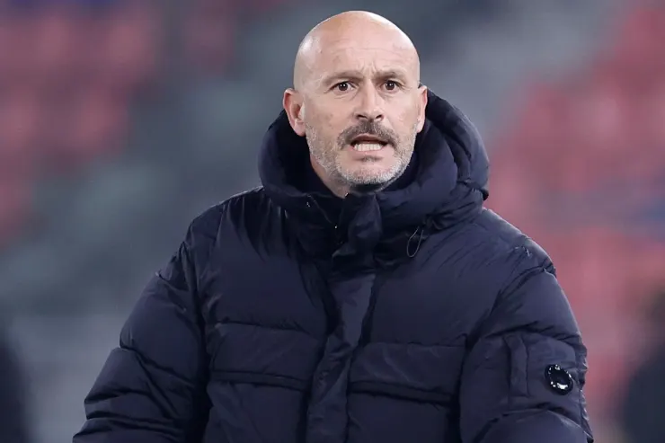 Italiano, allenatore del Bologna, in panchina con giubbotto nero durante una partita