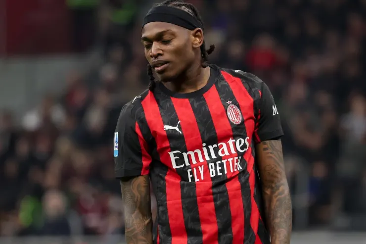 Rafael Leao in maglia AC Milan durante una partita, con fascia nera in testa