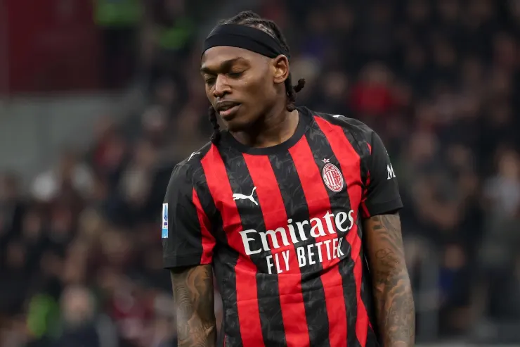 Rafael Leão in maglia Milan durante una partita, con espressione concentrata