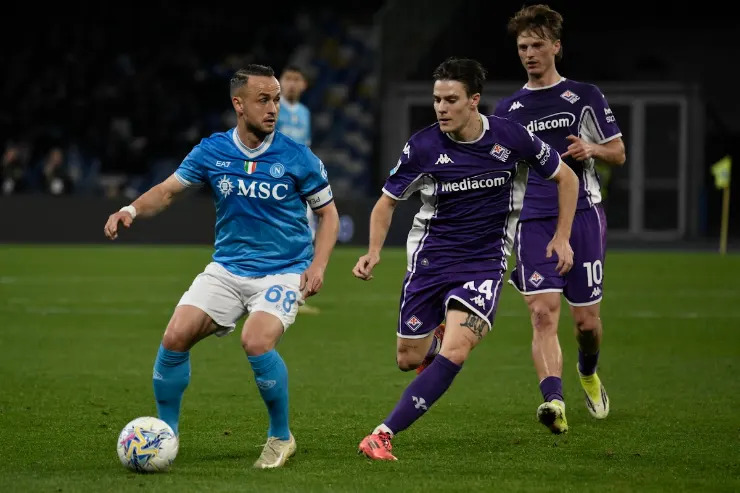 Lobotka in possesso palla durante Napoli-Fiorentina, difeso da Gudmundsson e Fagioli