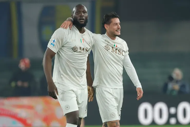 Lukaku e Mazzocchi, calciatori del Napoli con maglia bianca MSC, durante la partita