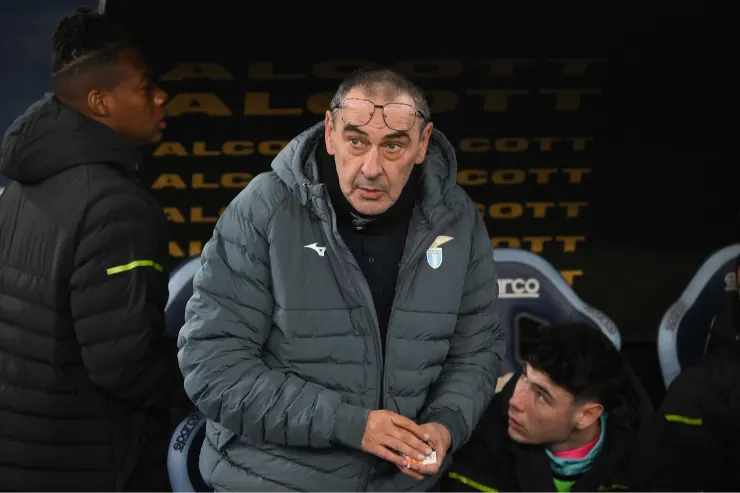 Maurizio Sarri in panchina con giubbotto grigio durante una partita