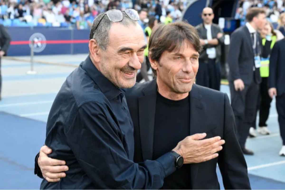 Maurizio Sarri e Antonio Conte insieme in tribuna durante una partita di calcio