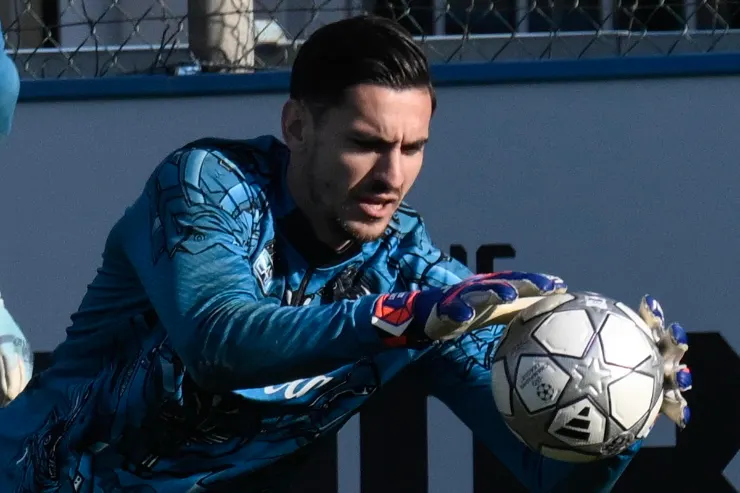 Meret con pallone negli allenamenti del Napoli, portiere in azione durante la sessione di lavoro