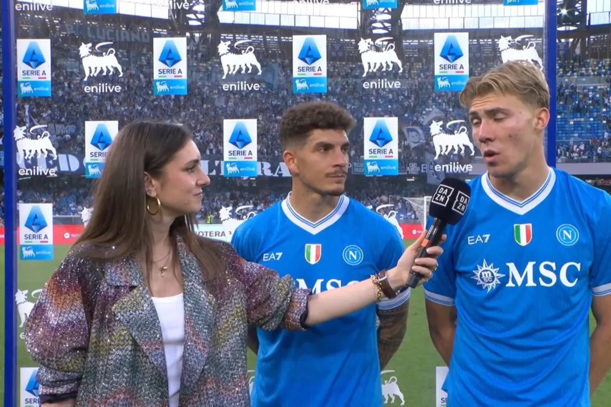 Intervista post-partita con giocatori del Napoli in maglia azzurra EA7 davanti al backdrop Serie A