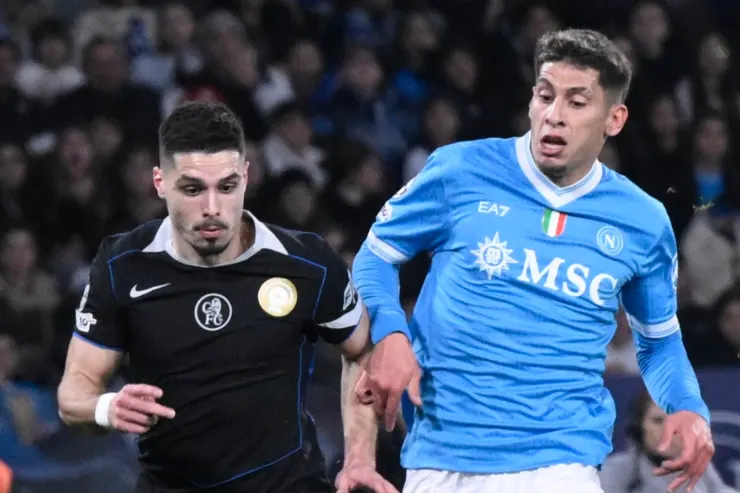 Olivera in maglia azzurra del Napoli durante una partita in campo