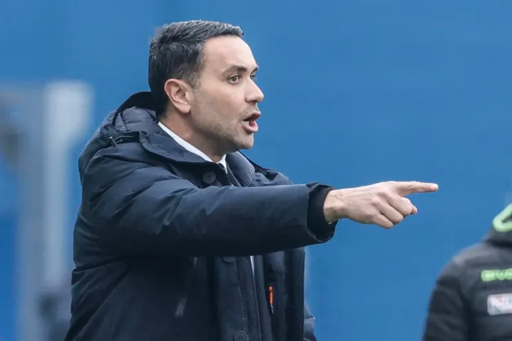 Palladino durante una partita gesticola dalle panchina, con sfondo blu dello stadio