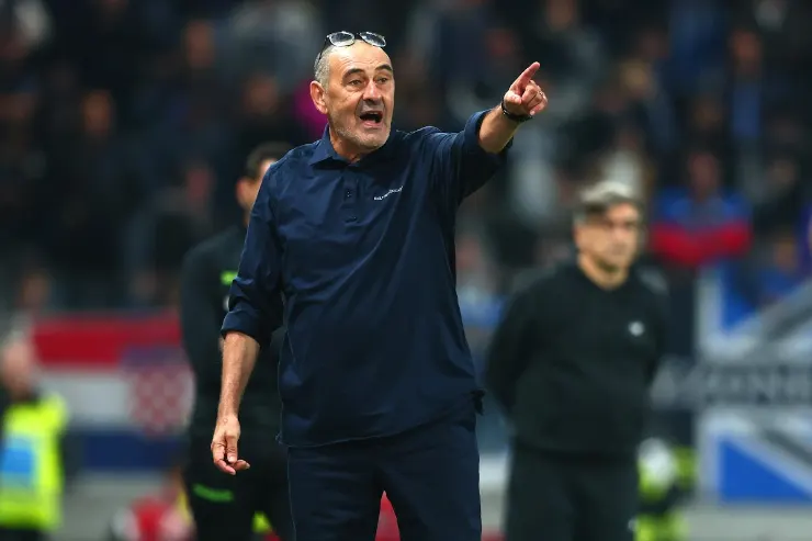 Maurizio Sarri in panchina durante una partita, con gesto di indicazione verso il campo