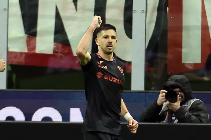 Giovanni Simeone esulta con il pugno chiuso durante una partita, indossando la maglia nera del Torino
