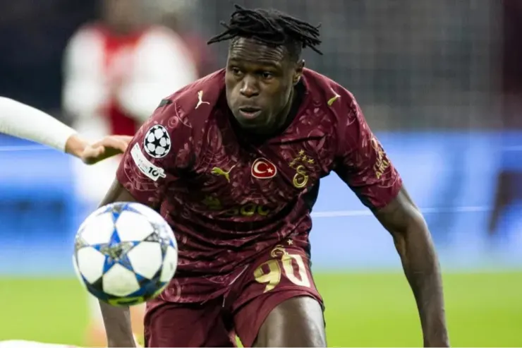 Calciatore con maglia bordeaux numero 30 controlla il pallone durante una partita di Champions League