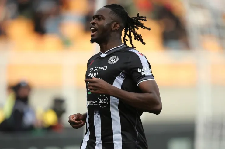 Oumar Solet in maglia a righe bianche e nere durante una partita di calcio