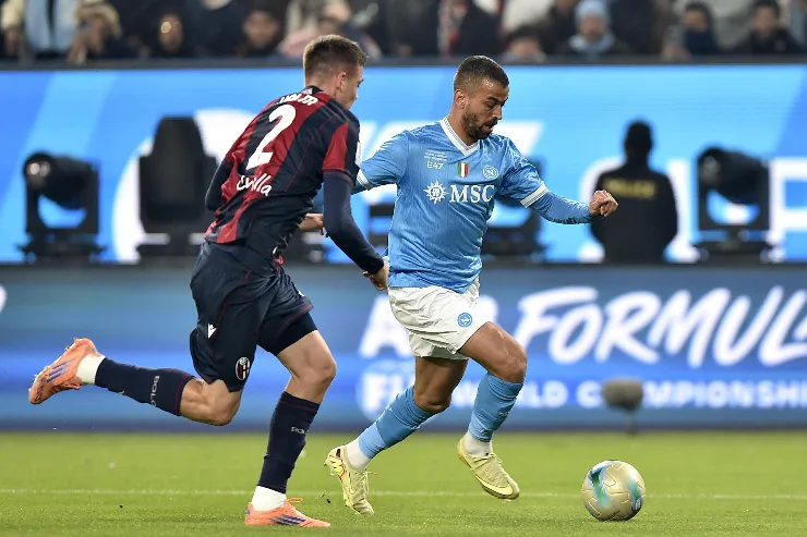 Leonardo Spinazzola con pallone durante una partita del Napoli in maglia azzurra