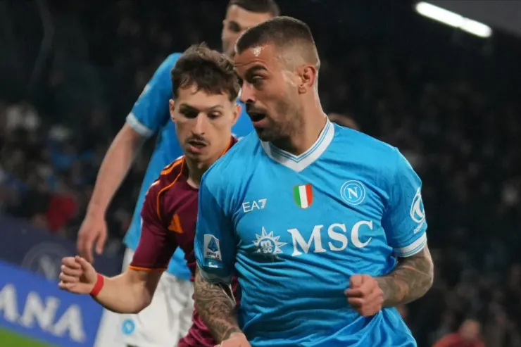Matteo Spinazzola in maglia Napoli durante una partita, con pallone in possesso