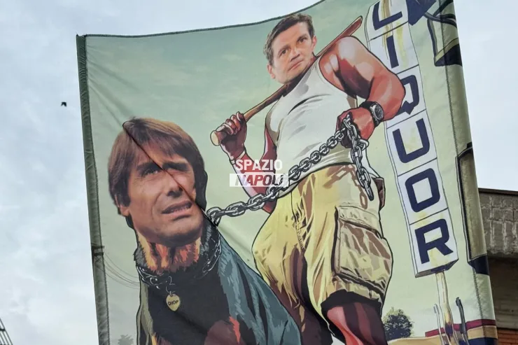 Striscione con Antonio Conte raffigurato come cane al guinzaglio di Chivu, esposto dai tifosi dell'Inter a Milano