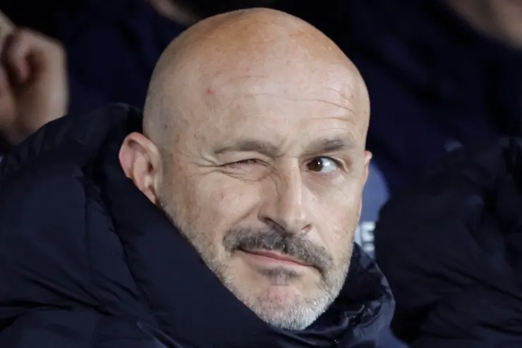 Vincenzo Italiano con espressione sorniona, allenatore in primo piano