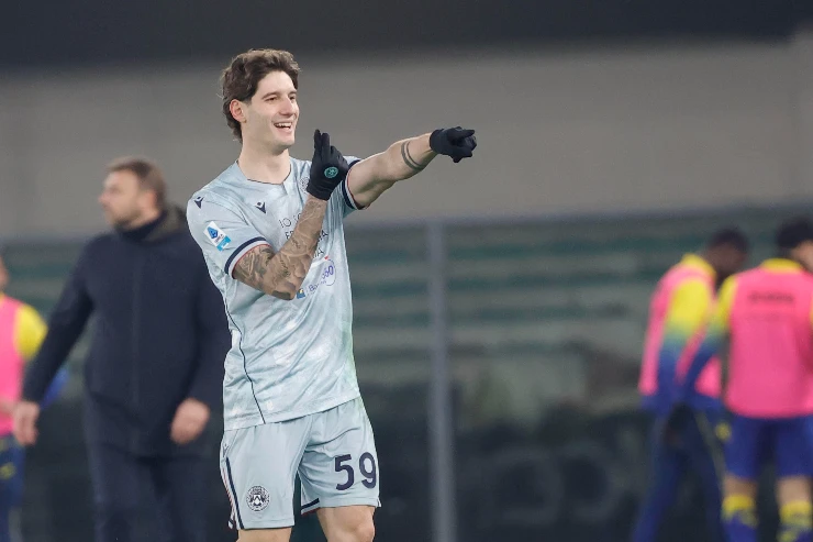 Alessandro Zanoli durante una partita dell'Udinese, con il braccio destro teso in un gesto di indicazione