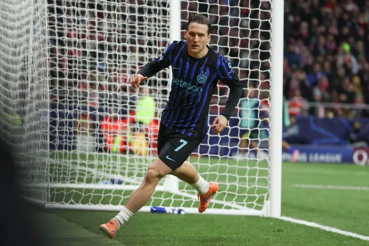 Piotr Zielinski con la maglia dell'Inter numero 7 in azione vicino alla porta durante una partita