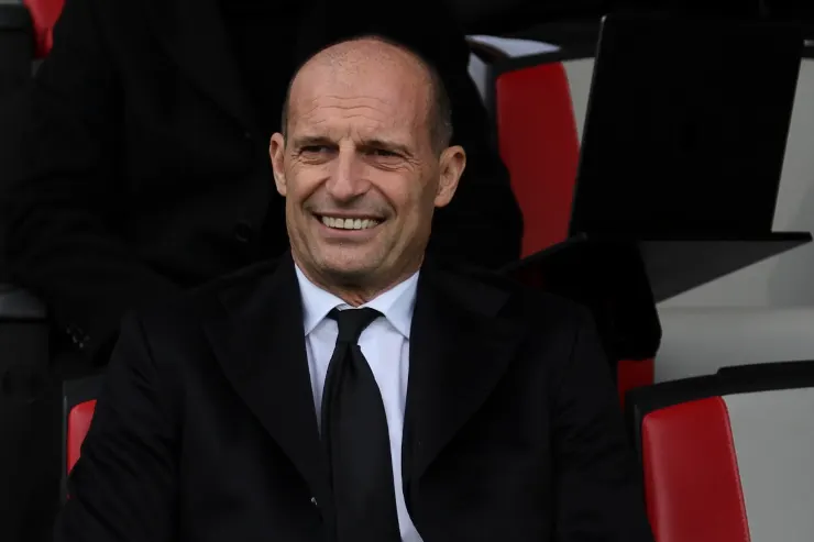 Massimiliano Allegri sorride dalla panchina durante una partita