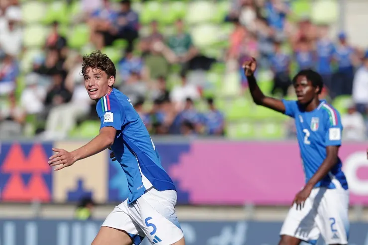 Andrea Natali con la maglia dell'Italia U20 durante una partita, numero 5, sorride in campo