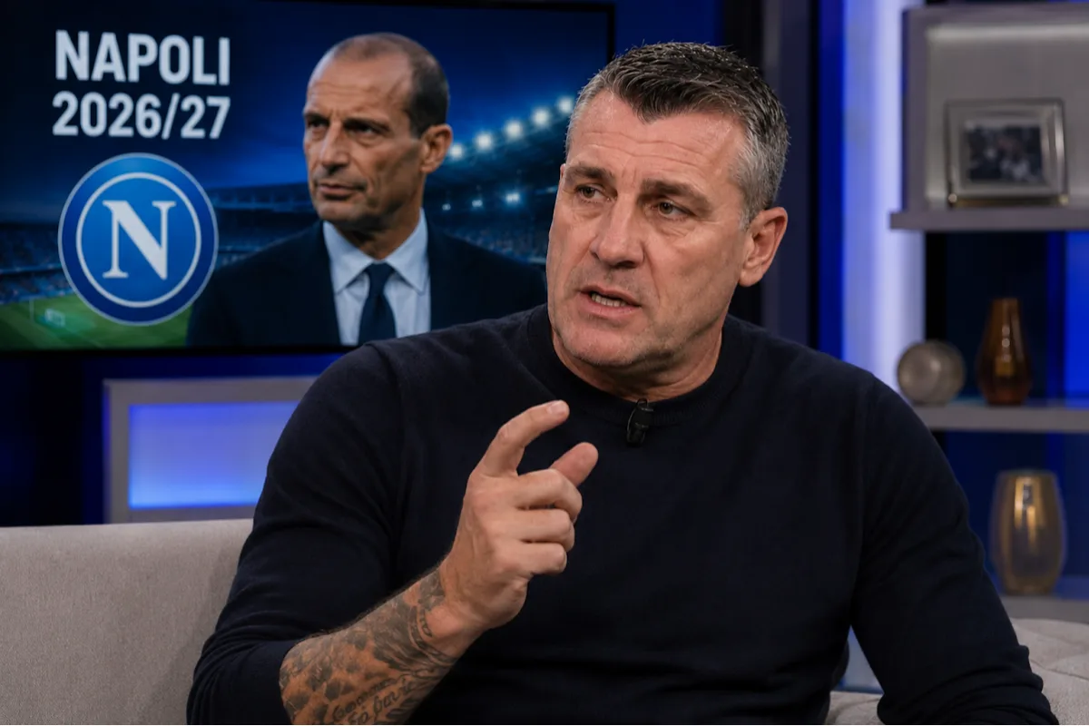Bobo Vieri durante un'intervista con lo stemma del Napoli sullo sfondo
