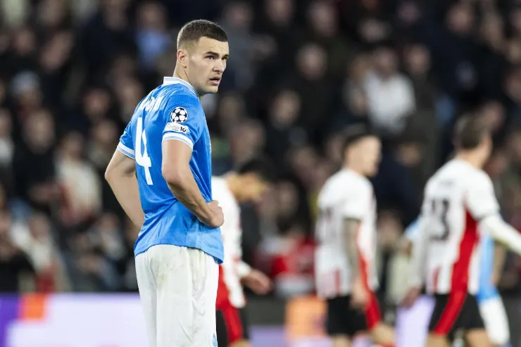 Alessandro Buongiorno in maglia azzurra del Napoli durante una partita in Champions League