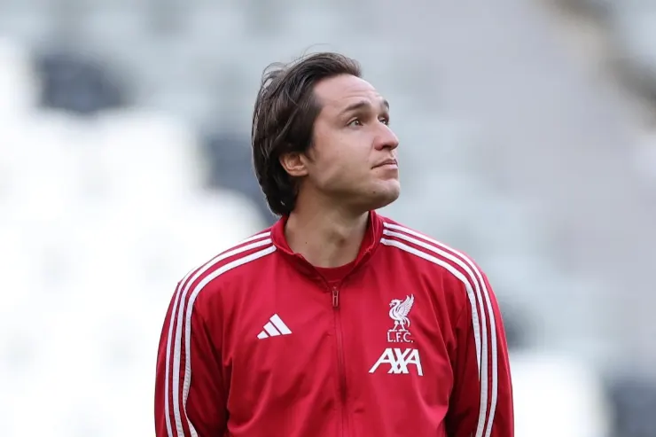 Federico Chiesa in tuta da allenamento Liverpool con logo Adidas e AXA