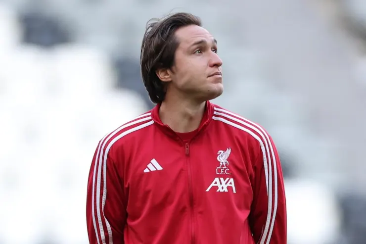 Federico Chiesa in tuta da allenamento Liverpool AXA, ritratto durante una sessione di preparazione