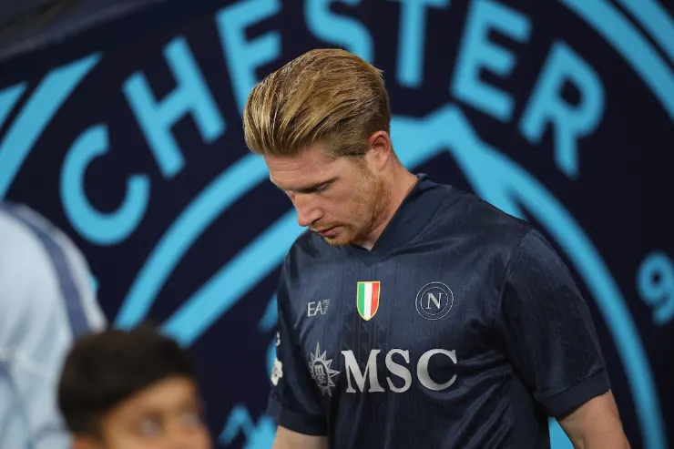 Giocatore con maglia Napoli EA7 e logo MSC durante allenamento