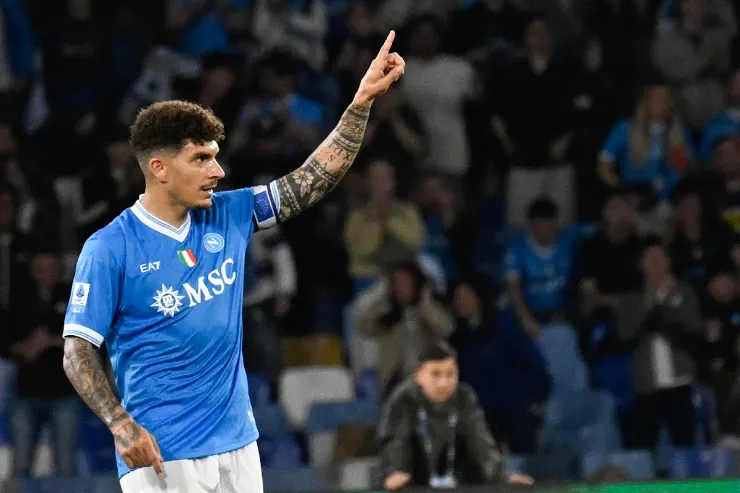 Giovanni Di Lorenzo in maglia azzurra del Napoli durante una partita, con il braccio alzato in segno di comunicazione verso la panchina