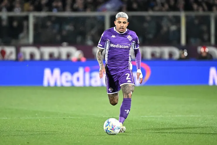 Dodô in azione con la maglia della Fiorentina durante una partita, numero 2, con pallone ai piedi