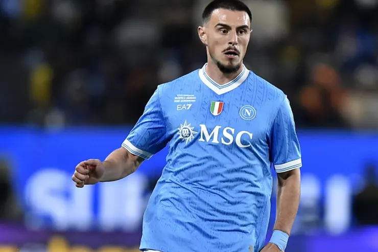Elmas in maglia Napoli durante una partita, con il logo MSC visibile