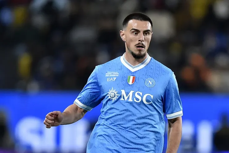Elmas con la maglia del Napoli blu durante una partita, con lo stemma del club e lo sponsor MSC visibili