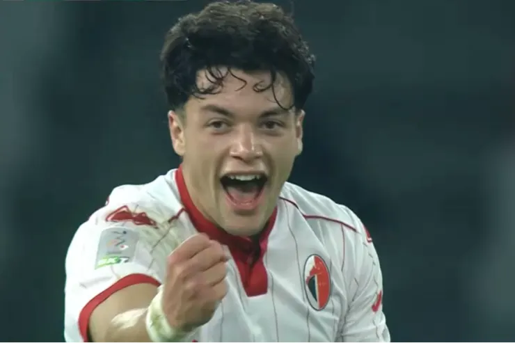 Emanuele Rao esulta in maglia AC Milan, giovane calciatore durante una partita